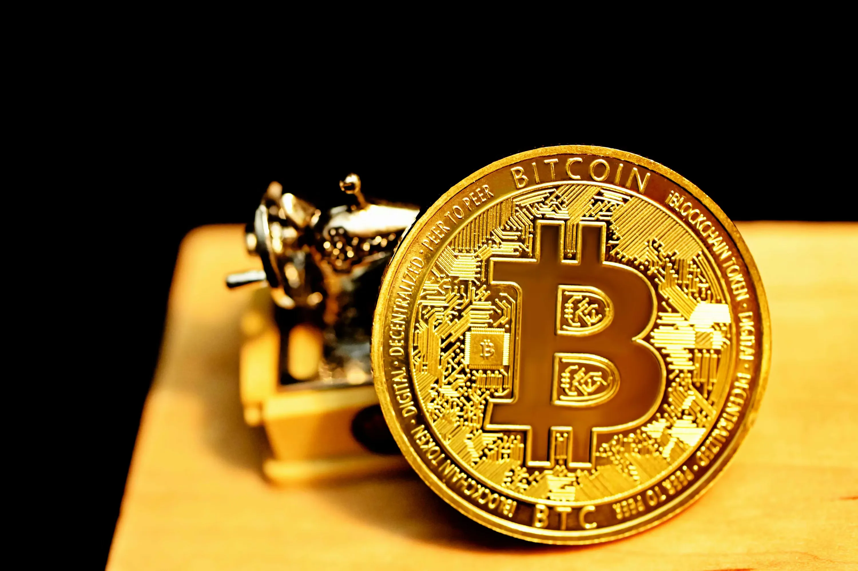 Altın Rekor Kırarken Bitcoin Geri Kalıyor